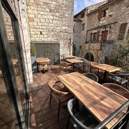 Hotel Du Vieux Lanas